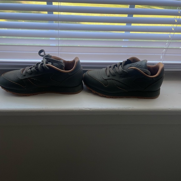 Youth reeboks size 1 50 or best offer - Picture 3 of 5